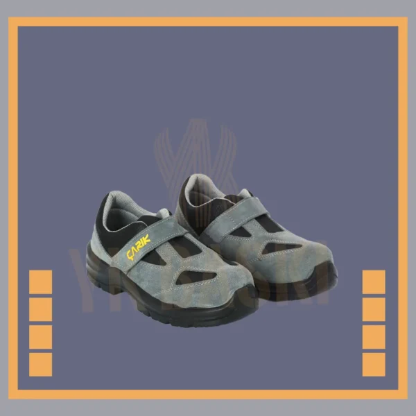 Siyah çarık model, çelik burunlu ve kaymaz tabanlı iş ayakkabısı.