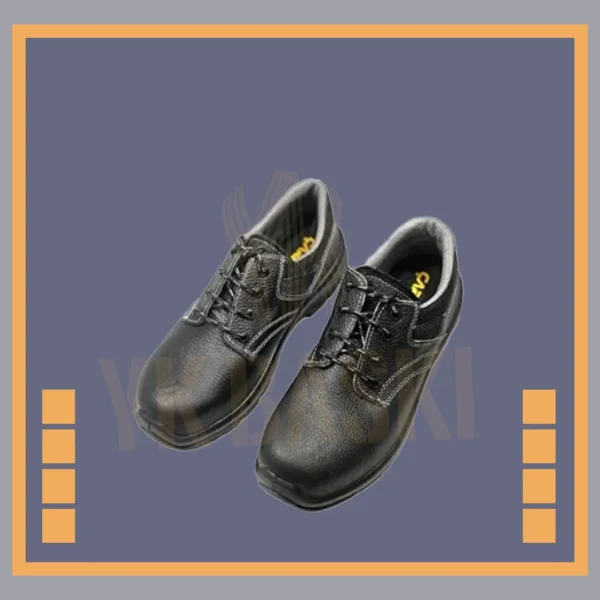 Dayanıklı tabanlı, siyah Çarık model deri iş ayakkabısı.